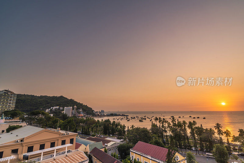 全景的沿海Vung Tau的看法，从上面，海浪，海岸线，街道，椰子树和陶凤山在越南。海上美丽的日落。